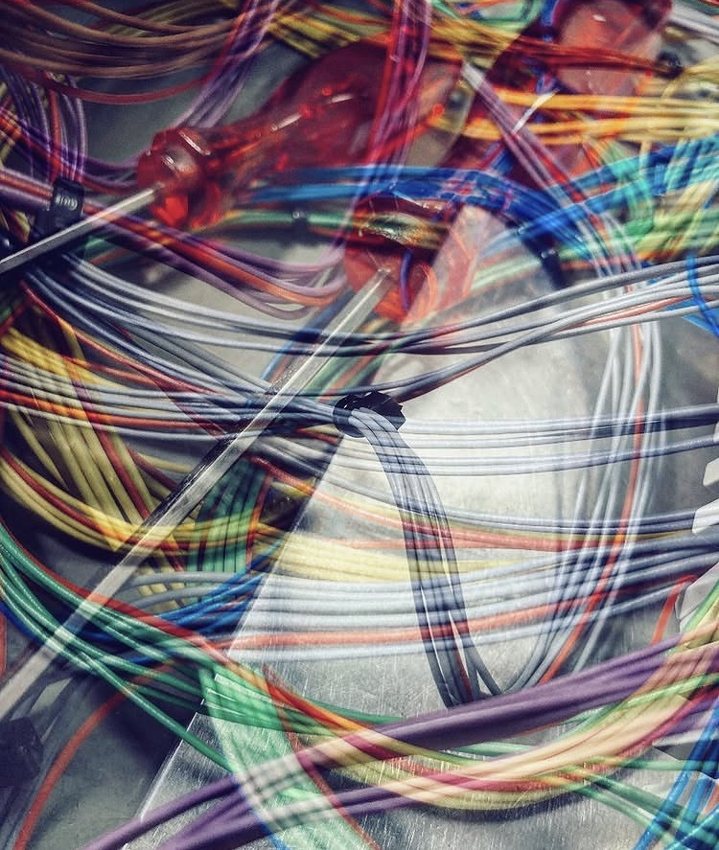 Colourful intersecting lines